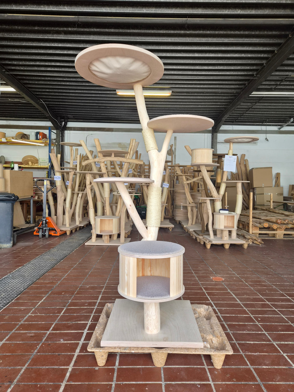 RESERVIERT - Naturkratzbaum KA096 Kratzbaum Natur Holz Design 169 cm hoch Katzenbaum